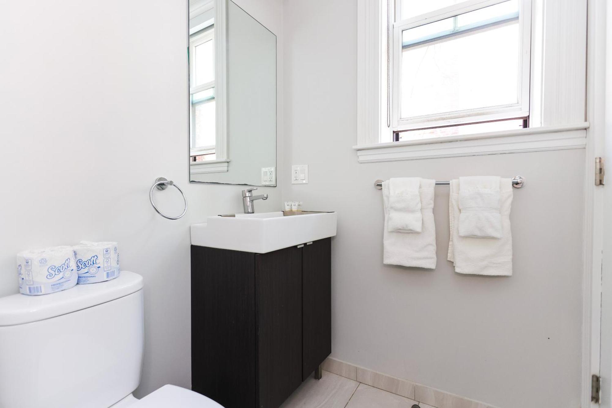 A Stylish Stay W/ A Queen Bed, Heated Floors.. #36 Brookline Exteriér fotografie