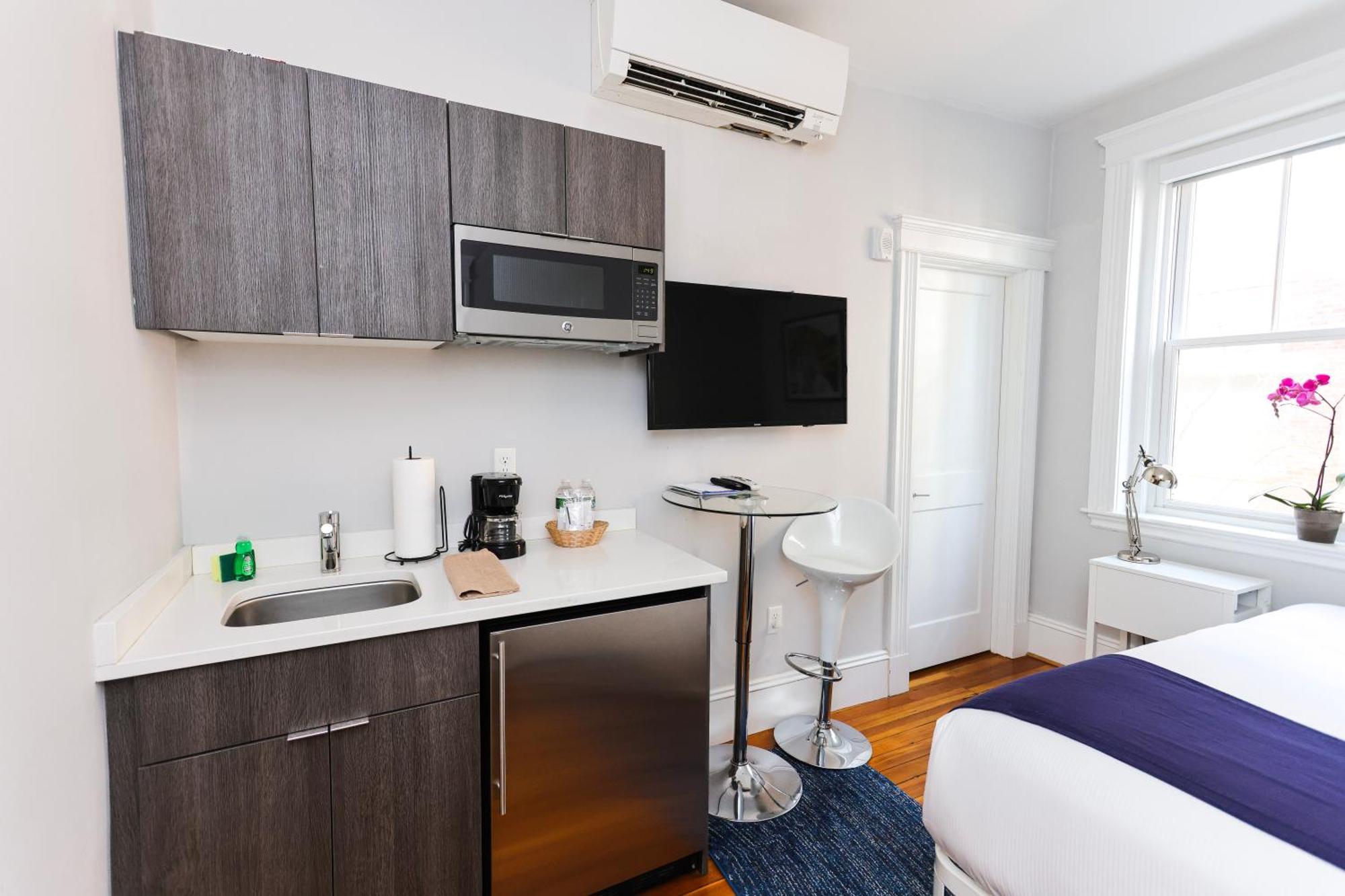 A Stylish Stay W/ A Queen Bed, Heated Floors.. #36 Brookline Exteriér fotografie